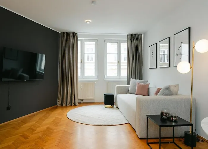 Cozy Corner Perfect For 4 To 6 Hip Area And Parking *